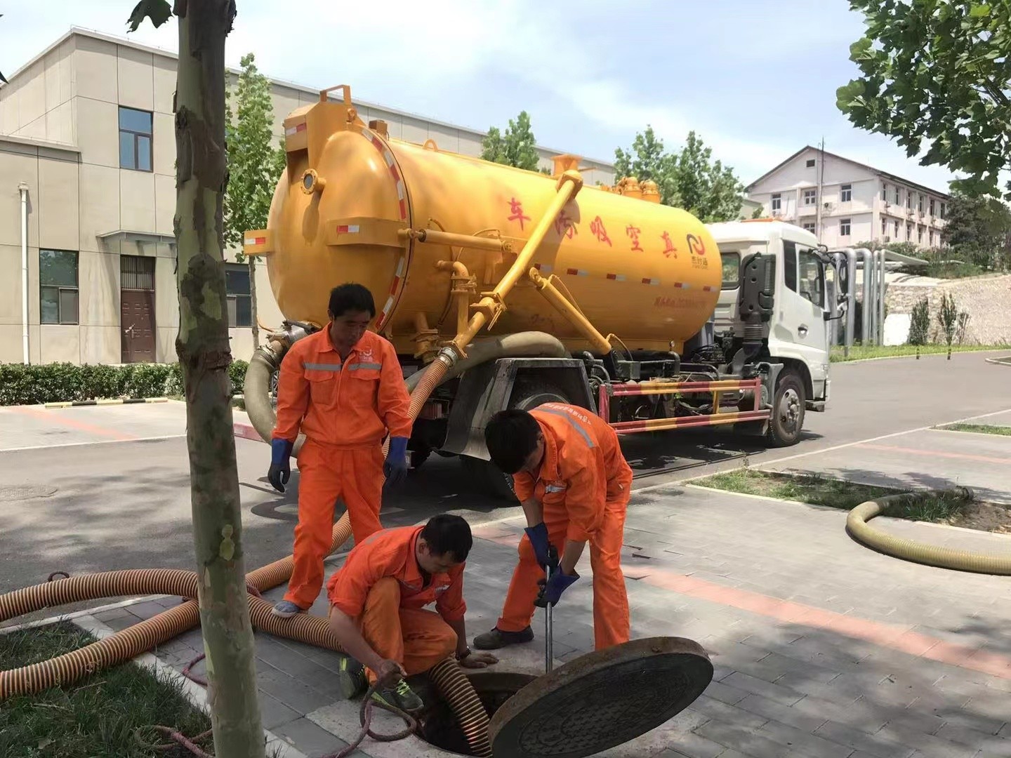 乐平管道疏通车停在窨井附近