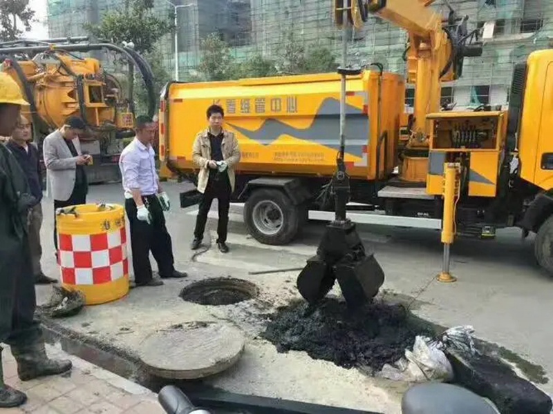 乐平街道：网格员化身“清道夫”，为民解忧疏通“堵心”化粪池
